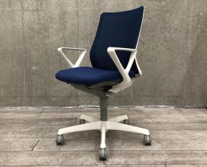 オカムラ（okamura）製フルーエントチェアが入荷！メッシュ背面とフィット感の高い背骨サポート構造で、長時間作業でも快適。腰まわりをしっかり支える設計により、自然な姿勢をキープできます。固定肘付きのローバックタイプで、ミディアムブルー×ホワイトシェルの爽やかな配色も魅力です。