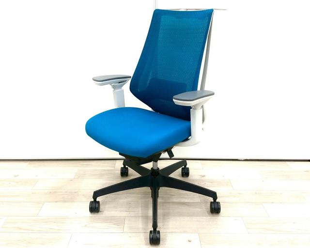 ■KOKUYO/コクヨ　■デュオラ（Duora）チェア　■プルシアンブルー×ホワイトシェル×ブラック脚　■肘付き/可動肘　■ハイバック　■背面/メッシュ　座面/布　■コートハンガー付き　■オススメ/人気/定番商品　【弊社使用欄：A01040309】