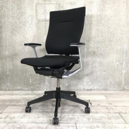 【チェアが人に合わせて変化する！気配りという日本の美徳を形にしたチェア！】■イトーキ（ITOKI）製　スピーナ (Spina)　肘付き　ハイバック　クロスバックタイプ　■固定肘　■ランバーサポート付　■ブラック 【弊社使用欄：A01044534】