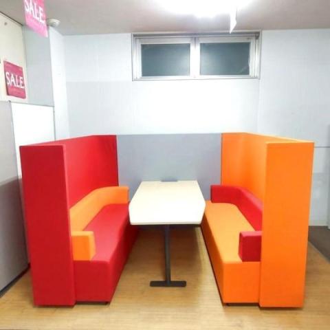 【倉庫在庫品】ブラケッツ　モジュール型ソファ＆テーブルシステム　レッド×オレンジのツートン　片側3人掛けの6名様まで利用可能サイズ【ファミレスブース】【WEB会議】【ABW】#岐阜市 #大垣市 #多治見市 #羽島市
#一宮市 #名古屋市