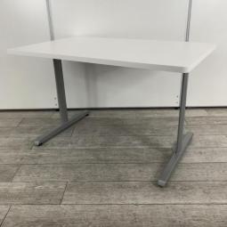 【関西倉庫在庫】【ちょっとした打ち合わせや作業にもオススメの会議テーブル！シンプルなデザイン性でさまざまスペースに適応！】■オカムラ（okamura）　8177シリーズ　ミーティングテーブル　W1200㎜　■天板：ホワイト/T字脚：シルバー【AD】(弊社使用欄：A90300218)