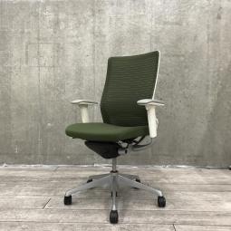 ■Okamura/オカムラ　■コーラルチェア（Choral）　■ダークグリーン×ホワイトシェル　■肘付き/可動肘　■ハイバック　■背面/メッシュ　■ランバーサポート付　【弊社使用欄：A01043897】