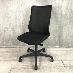 【腰まわりをしっかりホールド！長時間作業も快適フィット！】■オカムラ(okamura)製　フルーエントチェア(Fluent)　ハイバック　肘無し　■背面メッシュ　■ブラック