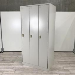 【西】～耐久性と収納力を兼ね備えたオカムラ製ロッカー～【オカムラ】【FZシリーズ】【3人用】【ライトスモークカラー】【シリンダー錠】【チェア】【椅子】【イス】【事務椅子】【デスク】【机】【書庫】【書棚】【棚】【ラック】【収納】【格安】【安い】【メーカー】【レイアウト変更】【模様替え】