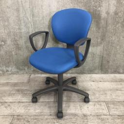 【コスパ抜群のコンパクトチェア！ふっくらクッションが心地良い！】■コクヨ(KOKUYO)製　レグノ2チェア　肘付　ローバック　■セパレートタイプ　■サークル肘　■モデレートブルー×グレーシェル