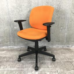 【関東倉庫在庫品】【シンプルなのに上質・座る人を選ばないフィット感！】【在庫入替セール品】■PLUS製　Presea　肘付きローバックチェア　■オレンジ【弊社使用欄：A01019397】【ECBMC】