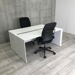 【2～4名での使用に最適な幅1600mm！】■コクヨ（KOKUYO）　ワークヴィスタ+（Workvista）　■W1600×D1200×H720㎜　■ホワイト天板×ホワイト脚　■固定式配線カバー【弊社使用欄：A01016454】【関東倉庫在庫品】