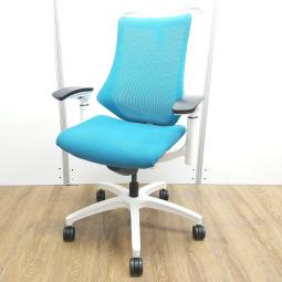 姿勢の変化にフレキシブルに対応！スタイリッシュで座り心地も抜群な大人気の高機能チェアが入荷！
■イトーキ（ITOKI）　エフチェア（ｆ）/ストロングブルー×ホワイトフレームメッシュ　背面メッシュ　コートハンガー付・可動肘付　新タイプ