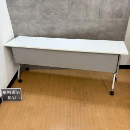 コクヨ製のスタッキングテーブル(折り畳みテーブル)【リーフライン/ホワイト】が値下げされました。 ＊良品を格安で！「オフィスバスターズ福岡南店」は、福岡を拠点として、全国へ中古オフィス用品・オフィス家具を提供しております。/ 天神