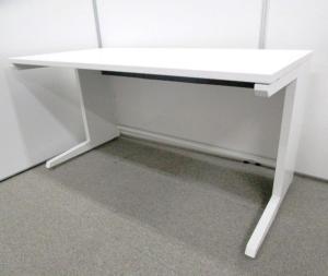 【W1400で広々快適作業!引出しなしタイプで足元広々と快適にご利用頂けます!】オカムラ製 アドバンスシリーズ(引き出しなしタイプ)平机 ホワイト 中古 格安 福岡 九州最大級《オフィスバスターズ福岡博多店は、福岡を拠点として、日本全国へ中古オフィス用品・オフィス家具を提供しております》