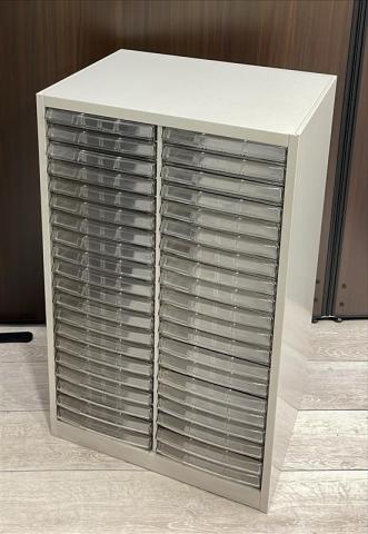 【A4書類の小分けに大活躍! 小ぶりなサイズです!】■内田洋行 クリスタルトレイ書庫 W540mm×D400mm×H800mm ■浅型20段2列