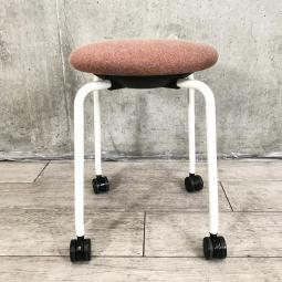 【関東倉庫在庫品】【キャスター付きで移動も楽々です！】【在庫入替セール品】■オカムラ製　作業用チェア/患者用チェア　■レッド【弊社使用欄：A01021154】【ECBMC】