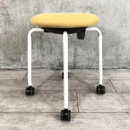 【関東倉庫在庫品】【キャスター付きで移動も楽々です！】【在庫入替セール品】■オカムラ製　作業用チェア/患者用チェア　■イエロー【弊社使用欄：A01021155】【ECBMC】