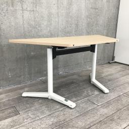 【組み合わせることで様々な形にレイアウトできる！】■オカムラ製　ライブスシリーズ　フラップタイプテーブル　台形　キャスター付　■天板：ネオウッドライト　脚：ネオホワイト　■会議室やミーティングにおすすめの折り畳みテーブル！【Okamura　Lives Meeting Table】【ABW】