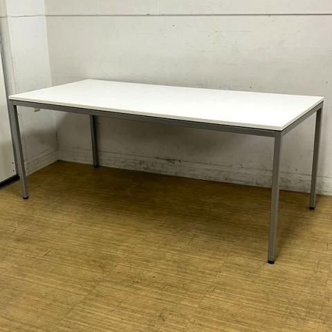 ミーティングテーブル　オカムラ　トレッセ　ホワイト天板×シルバー脚　W1800×D800のため4～6様での使用推奨