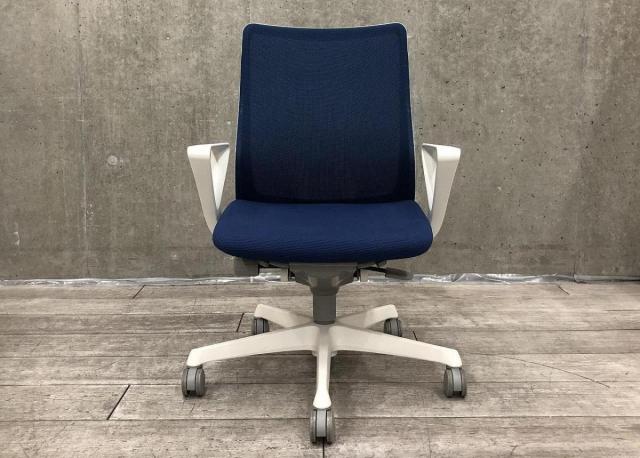【背中を立体的に包み込むフィット感！】■オカムラ　フルーエントチェア　肘付　ミディアムブルー　ホワイトシェル 　■あのシルフィの座り心地を低コストで再現！【Okamura　Fluent】