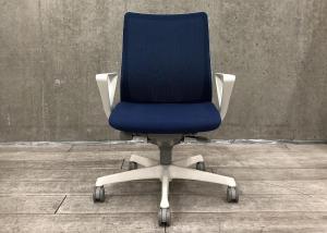 【背中を立体的に包み込むフィット感！】■オカムラ　フルーエントチェア　肘付　ミディアムブルー　ホワイトシェル 　■あのシルフィの座り心地を低コストで再現！【Okamura　Fluent】