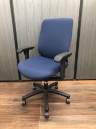価格安いチェアをお探しの方必見！コンパクトで座りやすい！
■イトーキ/トルテR/ネイビーブルー　可動肘付き！