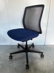 【関西倉庫在庫品】【背面メッシュのローコストチェア！】■ウチダ（UCHIDA）製　カリッサ（Carissa）　肘無し　ローバック　背面メッシュ　■背：ブラックメッシュ・座：ネイビー × ブラックシェル