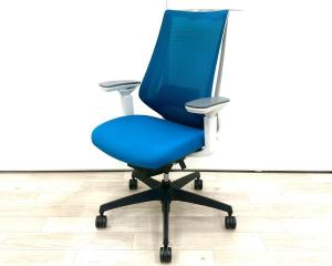 ■KOKUYO/コクヨ　■デュオラ（Duora）チェア　■プルシアンブルー×ホワイトシェル×ブラック脚　■肘付き/可動肘　■ハイバック　■背面/メッシュ　座面/布　■コートハンガー付き　■オススメ/人気/定番商品　【弊社使用欄：A01040309  K】【ID】