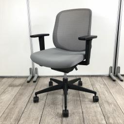 【透過性と機能性を最大限に活かした人気チェア！】■コクヨ （KOKUYO）　シロッコ （Scirocco）　肘付き　ローバックチェア　背面メッシュ　■可動肘　■ソフトグレー【2511】弊社使用欄【A01047305】