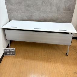 【店頭お引取り限定★訳アリ】オカムラ製のサイドスタックテーブル(折り畳みテーブル)【インターアクト/ホワイト】が値下げされました。 ＊良品を格安で！「オフィスバスターズ福岡南店」は、福岡を拠点として、全国へ中古オフィス用品・オフィス家具を提供しております。/ 天神