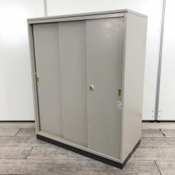 【入替セール】【お問い合わせの多い引違い書庫が入荷！】■コクヨ（KOKUYO）製　ビジネスウォールNタイプ　■3枚扉引違い書庫　ローキャビネット　■シリンダー錠　■グレー　■天板付き　ベース付き 【スライド引き戸だから開閉スペースに困りません！】