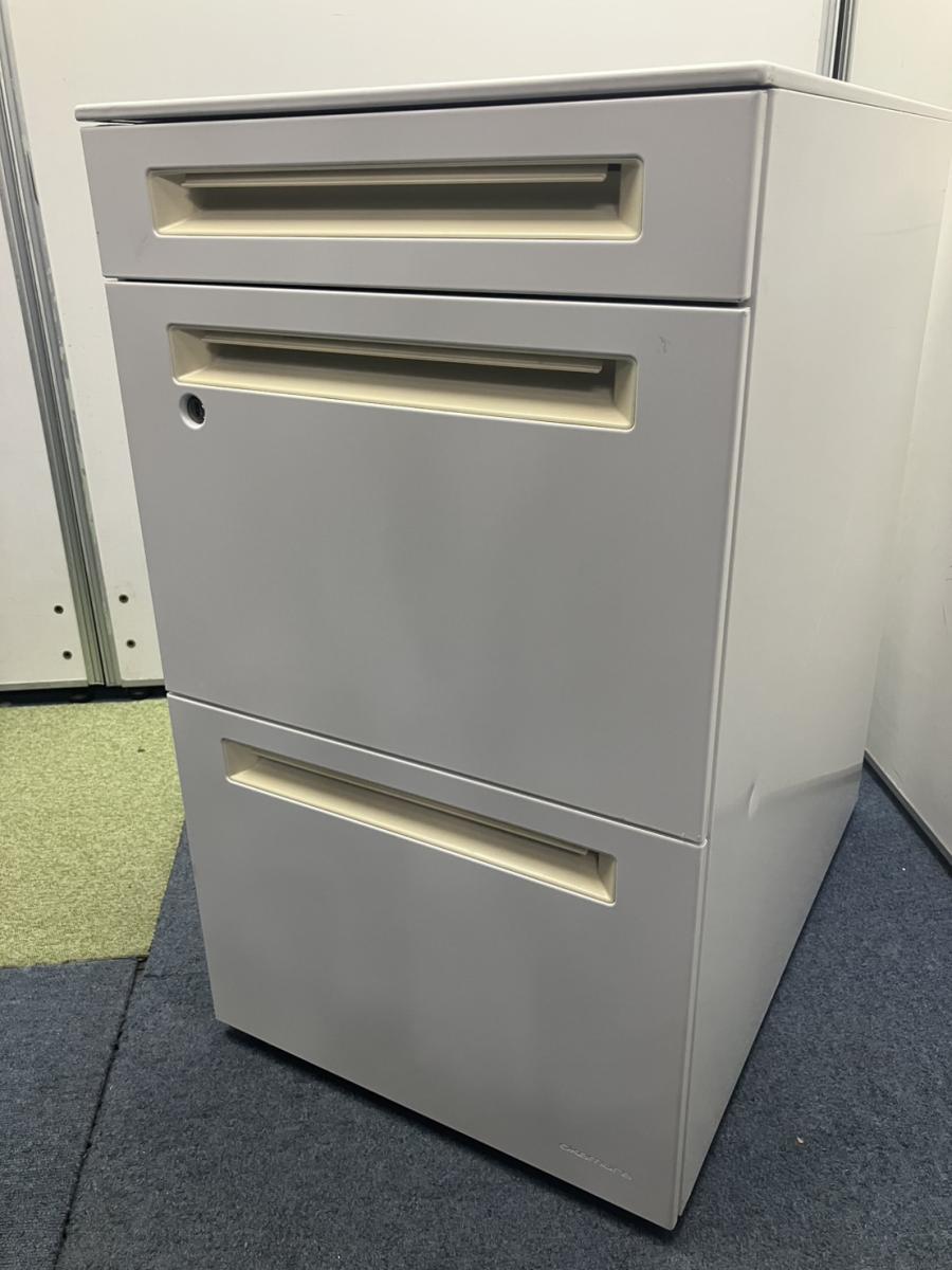 【訳アリ品】【フリーアドレスの必須品！収納とワークスペースの拡張にオススメ！】■オカムラ（okamura）製　 アドバンスシリーズ　３段ワゴン　フリアド用　■高さ：680mm　■色：ホワイト　■シリンダー錠　■取っ手に日焼けがあります！
                        アドバンス
                                    中古
            