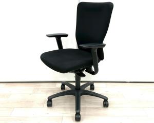 【オフィスの王道チェアが入荷!分厚いクッションとシンプルで使いやすい操作性!】■オカムラ(okamura) カロッツァ(Carrozza)チェア 肘付き ハイバック ■可動肘 ■ブラック 【弊社使用欄:A01039337 K】