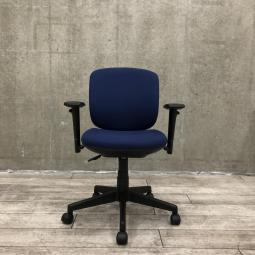 【関東倉庫在庫品】【シンプルでコストパフォーマンスが高いチェア！】【在庫入替セール品】■PLUS製　Presea　肘付きローバックチェア　■ブルー【弊社使用欄：A01019389】【ECBMC】