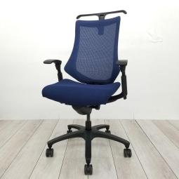 【最先端のデザインに快適な座り心地！】■イトーキ製　エフチェア　可動肘付　ネイビーブルー　■三次元フォルムが腰にフィット！【在庫入替セール品（本在庫限定価格）】