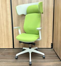 【集中作業にもオススメのワークヴェール付！】■オカムラ　シルフィーチェア　可動肘付　ライムグリーン　ヘッドレスト付　エクストラハイバック　■背のカーブを変えられる！新感覚のオフィスシーティング！【Okamrua　Sylphy】★