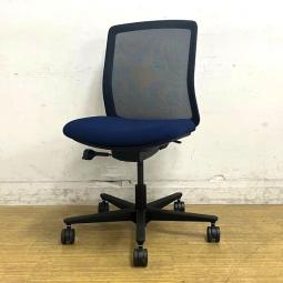 内田洋行　カリッサ2　肘無しミドルバックチェア　メッシュ　背ブラック×座ブルー　コンパクトなデザインがおすすめポイント