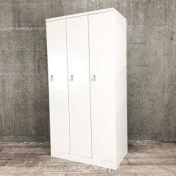 【2024年製】【充実機能で更衣室に最適！入荷の少ないシンプルデザインの縦型ロッカー！】■オカムラ（okamura）製　レスピアシリーズ（Respia）　3人用更衣ロッカー　W900㎜　■シリンダー錠　■ホワイト【2511】弊社使用欄【A01047509】