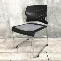 【弾力性のある座面が長時間の会議やミーティングを快適にサポート！】■コクヨ(KOKUYO)製　プレド(PREDO)シリーズ　スタッキングチェア　ミーテイングチェア　■背面樹脂メッシュ(ヌードタイプ)　クローズ脚　■座面グレー×背面ブラック