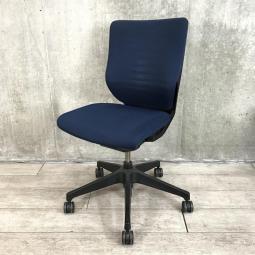 【姿勢の変化をサポート!操作レスで体格にマッチする定番チェア】■イトーキ(ITOKI)製 エピオスチェア(epios) 肘無し ローバック クロスバックタイプ ■ネイビーブルー×ブラックシェル
