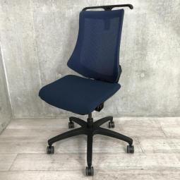 【姿勢の変化にフレキシブルに対応！スタイリッシュなデザインのメッシュチェア！】■イトーキ（ITOKI）製　エフチェア　肘無しハイバック　メッシュバック　■ハンガー付　■ネイビーブルー×ブラックシェル
