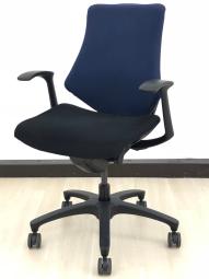 【関西倉庫在庫品】■イトーキ(ITOKI)製 エフチェア 肘付ハイバック クロスバックタイプ ■背面:ネイビーブルー 座面:ブラック ■固定肘 ■ブラックシェル 【姿勢の変化にフレキシブルに対応!座り心地も抜群な高機能チェア!】