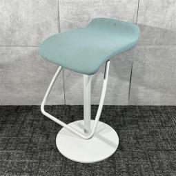 《年末在庫入替セール/㉕/4》オカムラ製のハイチェア/カウンターチェア【メルチェシリーズ/ライトブルー】が値下げされました！　＊良品を格安で！「オフィスバスターズ福岡南店」は、福岡を拠点として、全国へ中古オフィス用品・オフィス家具を提供しております。