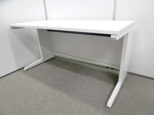 【ホワイト色】平机｜オカムラ製ADVANCE(アドバンス)｜W1400広々サイズ　配線タップ付き！※引き出し無し　【AD】