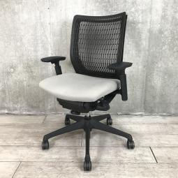 【人間工学に基づいた心地よい座り心地！】■オカムラ（okamura）製　ヴィスコンテ（Visconte）チェア　肘付き　ローバック　■背面プレーンタイプ　■可動肘　■座面ライトグレー ×背面ブラック