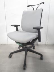 【スタイリッシュなデザインで座りやすい！】■オカムラ　ヴィスコンテチェア　可動肘付　グレー　ハンガー付　■人間工学に基づいた快適な座り心地！【Okamura　Visconte】