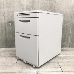 【定価約7万円】【天板の把手とキャスターで移動がらくらく！シンプルでスタンダードな3段ワゴン！】■オカムラ（okamura）製　SDシリーズ　3段ワゴン　デスクインワゴン　H610mm　■ニューグレー　■シリンダー錠