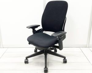 【訳アリ品※昇降不良】【圧倒的な操作性と座り心地の良さ！人間工学の視点から誕生した高機能チェア！】■スチールケース（Steelcase）製　リープV2チェア　ハイバック肘付　■可動肘（ラバー肘）　■ブラック　※肘スレ有【弊社使用欄：A01045818】