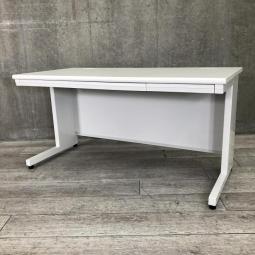 【コスパ◎のW1400の平机！広々使えて作業スペース確保に◎】■プラス製　LEED　平机　ホワイト　《オフィスバスターズ福岡博多店は、福岡を拠点として、日本全国へ中古オフィス用品・オフィス家具を提供しております》