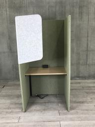 【集中できるバックパネル付きのソロワークブース！】■コクヨ（KOKUYO）製　ヴェルテ（Verte）　1人用パネルブース 　3.0sideタイプ/右用　W905×D1250×H1800㎜　■電源コンセント・バックパネル付き　■本体：グリーン　バックパネル：ホワイトグレー　天板：ナチュラルオーク【ABW商材】【関東倉庫在庫品】【弊社使用欄：A01047301】