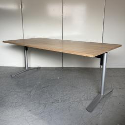 【人気のナチュラル天板！使い勝手の良い横幅1800㎜タイプ！4～6人での会議におすすめ！】■コクヨ(KOKUYO)製　ビエナ(VIENA)シリーズ　角テーブル　ミーティングテーブル　W1800㎜　■フラップタイプ　■天板：木目ナチュラル/T字脚：シルバー 【休憩室や工場などのリニューアルなどにもおすすめです！】