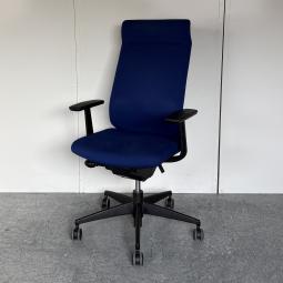 【オフィスの王道・納得の座り心地！魔法のように売れ続けている定番のオフィスチェア！】■コクヨ(KOKUYO)製　ウィザード(wizard)チェア　肘付き　ハイバック　■固定肘・ヘッドレスト付　■ミディアムブルー×ブラックシェル