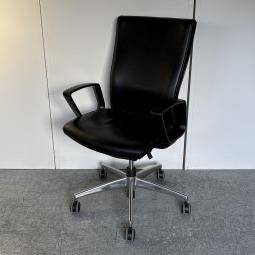 【見た目だけでなく機能性も充実！応接室にもおすすめ！】■コクヨ(KOKUYO)製　プントチェア(PUNTO)　肘付き　ハイバック　■レザー張地(合皮)　■サークル肘・エアランバーサポート付　■ブラック　【ワンランク上の快適な座り心地】