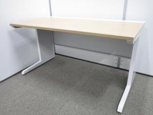 【在庫セール品・4台限定】【T12】■イトーキ（ITOKI）製　CZRシリーズ　平机　W1400㎜　■天板：木目調ナチュラル　本体：ホワイト　■引き出しなし【ナチュラルで温かみのある空間にフィットする木目天板！広々幅1400㎜の平机！】